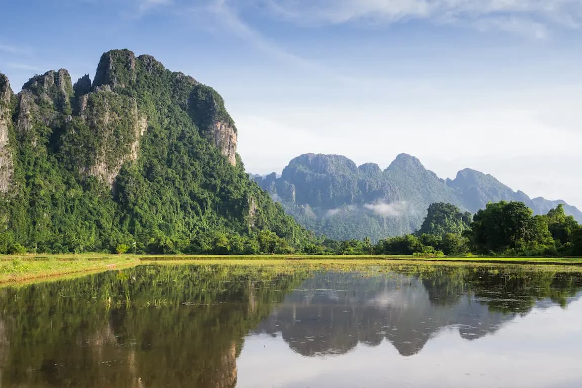 Exploración de cuevas en Vang Vieng