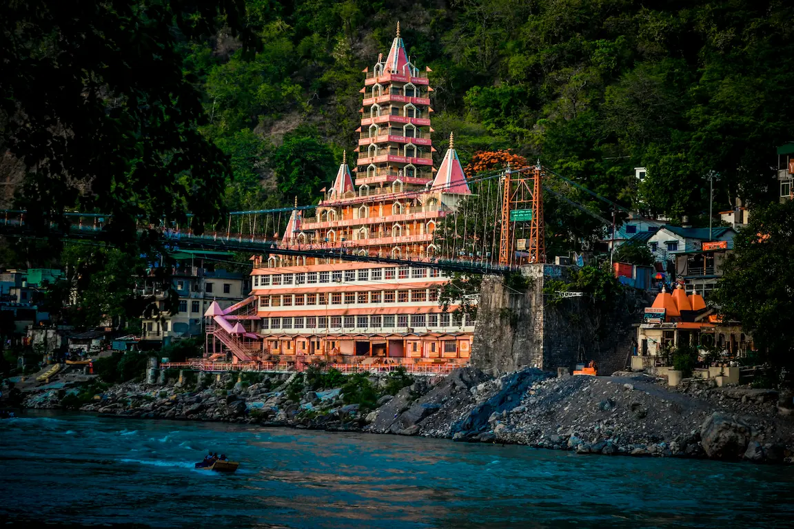 Clase de yoga en Rishikesh